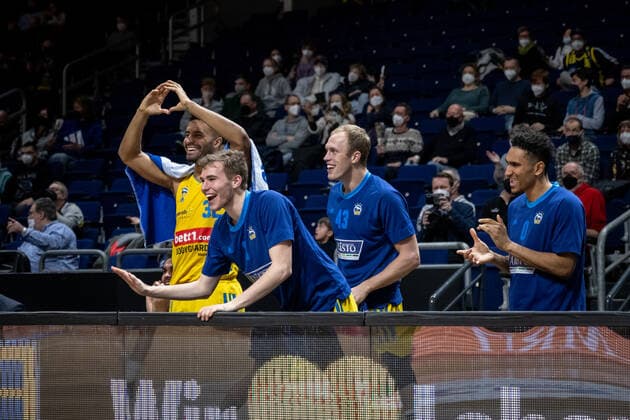 Basketball Berlin 13 02 2022 Season 2021 2022 easyCredit BBL 1 Bundesliga Alba Berlin HAKRO Merlins Crailsheim Malte Delow Alba Berlin, No 06 Johannes Thiemann Alba Berlin, No 32 Luke Sikma Alba Berlin, No 43 Maodo Lo Alba Berlin, No 00 Cheers