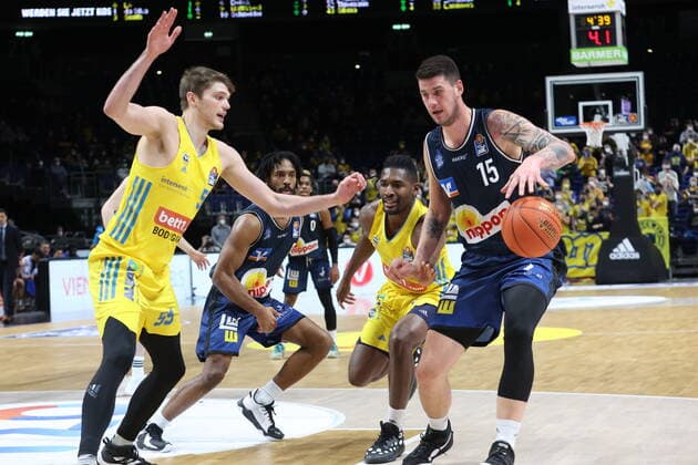 DEU, easyCredit BBL, ALBA vs Crailsheim, 13 02 2022, Mercedes Benz Arena, Berlin, DEU, easyCredit BBL, ALBA vs Crailsheim, in picture Lammers ALBA Berlin 55 , Bogdan Radosavljevic Crailsheim 15 nordphotoxGmbHx xEngler nph00076