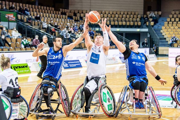 Wheelchair Basketball Bundesliga RSV Lahn Dill BG Baskets Hamburg, 12 02 22 Dominik Mosler 4 RSV Lahn Dill , Mojtaba Kamali 24 BG Baskets Hamburg , Kai Moeller 9 BG Baskets Hamburg , Catharina Weiss 10 RSV Lahn Dill Wheelchair Basketball Bundesliga RSV Lahn Dill BG Baskets Hamburg Wetzlar, 12 02 22 Copyright: xBEAUTIFULxSPORTS Roeczeyx