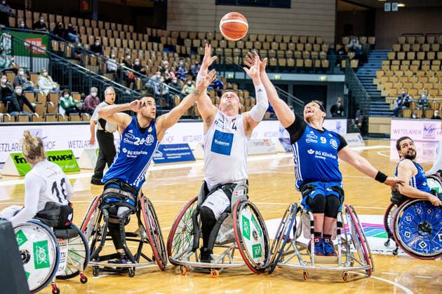 Wheelchair basketball Bundesliga RSV Lahn Dill BG Baskets Hamburg, 12 02 22 Dominik Mosler 4 RSV Lahn Dill , Mojtaba Kamali 24 BG Baskets Hamburg , Kai Moeller 9 BG Baskets Hamburg Wheelchair basketball Bundesliga RSV Lahn Dill BG Baskets Hamburg Wetzlar, 12 02 22 Copyright: xBEAUTIFULxSPORTS Roeczeyx