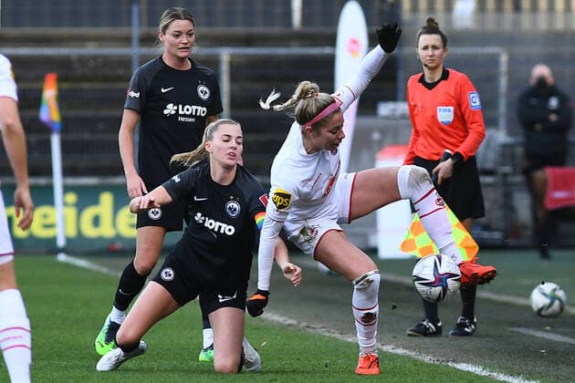 v.li.: Laura Freigang (SGE, 10), Sharon Beck (FC Köln, 10), Zweikampf, Duell, duel, tackle, tackling, Dynamik, Action, Aktion, 13.02.2022, Köln (Deutschland), Fussball, Flyeralarm Frauen-Bundesliga, 1. FC Köln - Eintracht Frankfurt, Fussball, Flyeralarm Frauen-Bundesliga, 1. FC Köln - Eintracht Frankfurt, DFB DFL REGULATIONS PROHIBIT ANY USE OF PHOTOGRAPHS AS IMAGE SEQUENCES AND OR QUASI-VIDEO. xmhx