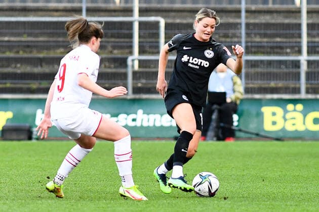 v.li.: Adriana Achcinska (FC Köln, 9), Verena Hanshaw (SGE, 18), Zweikampf, Duell, duel, tackle, tackling, Dynamik, Action, Aktion, 13.02.2022, Köln (Deutschland), Fussball, Flyeralarm Frauen-Bundesliga, 1. FC Köln - Eintracht Frankfurt, Fussball, Flyeralarm Frauen-Bundesliga, 1. FC Köln - Eintracht Frankfurt, DFB DFL REGULATIONS PROHIBIT ANY USE OF PHOTOGRAPHS AS IMAGE SEQUENCES AND OR QUASI-VIDEO. xmhx