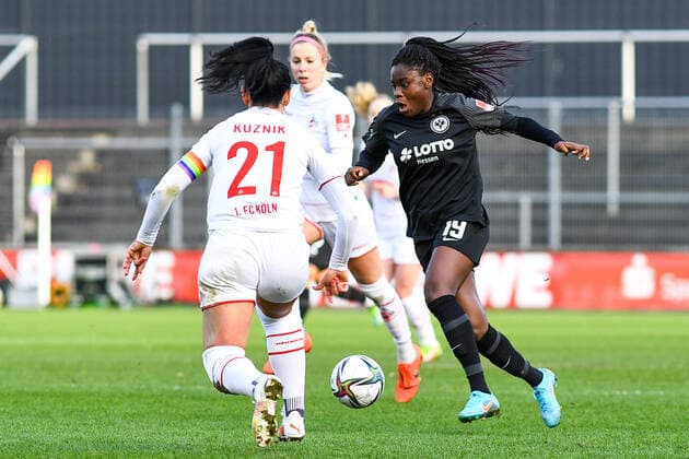 v.li.: Peggy Kuznik (FC Köln, 21), Nicole Anyomi (SGE, 19), Zweikampf, Duell, duel, tackle, tackling, Dynamik, Action, Aktion, 13.02.2022, Köln (Deutschland), Fussball, Flyeralarm Frauen-Bundesliga, 1. FC Köln - Eintracht Frankfurt, Fussball, Flyeralarm Frauen-Bundesliga, 1. FC Köln - Eintracht Frankfurt, DFB DFL REGULATIONS PROHIBIT ANY USE OF PHOTOGRAPHS AS IMAGE SEQUENCES AND OR QUASI-VIDEO. xmhx