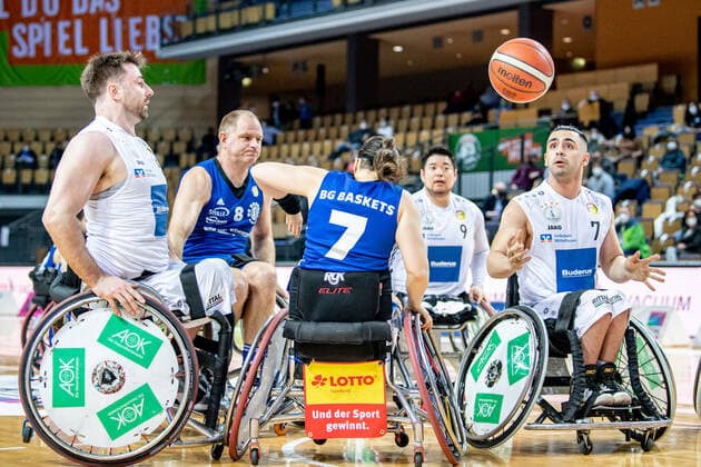 Wheelchair basketball Bundesliga RSV Lahn Dill BG Baskets Hamburg, 12 02 22 Peyman Mizan 7 RSV Lahn Dill , Simon Brown 5 RSV Lahn Dill , Hiroaki Kozai 9 RSV Lahn Dill , Anne Patzwald 7 BG Baskets Hamburg , Nikolaus Classen 8 BG Baskets Hamburg Wheelchair basketball Bundesliga RSV Lahn Dill BG Baskets Hamburg Wetzlar, 12 02 22 Copyright: xBEAUTIFULxSPORTS Roeczeyx