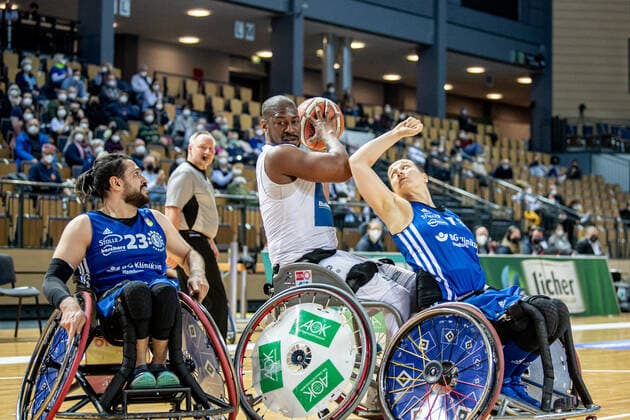Wheelchair Basketball Bundesliga RSV Lahn Dill BG Baskets Hamburg, 12 02 22 Brian Bell 8 RSV Lahn Dill , Saman Balaghi 23 BG Baskets Hamburg , Anne Patzwald 7 BG Baskets Hamburg Wheelchair Basketball Bundesliga RSV Lahn Dill BG Baskets Hamburg Wetzlar, 12 02 22 Copyright: xBEAUTIFULxSPORTS Roeczeyx