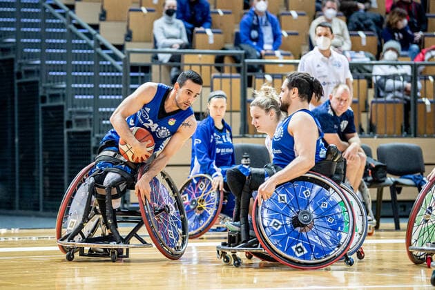 Wheelchair Basketball Bundesliga RSV Lahn Dill BG Baskets Hamburg, 12 02 22 Mojtaba Kamali 24 BG Baskets Hamburg , Saman Balaghi 23 BG Baskets Hamburg , Catharina Weiss 10 RSV Lahn Dill Wheelchair Basketball Bundesliga RSV Lahn Dill BG Baskets Hamburg Wetzlar, 12 02 22 Copyright: xBEAUTIFULxSPORTS Roeczeyx