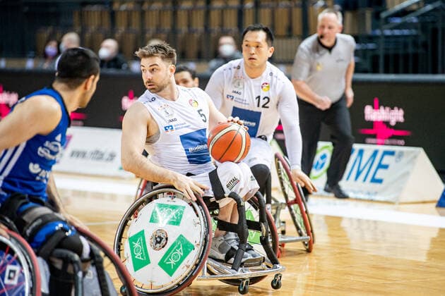 Wheelchair Basketball Bundesliga RSV Lahn Dill BG Baskets Hamburg, 12 02 22 Simon Brown 5 RSV Lahn Dill , Reo Fujimoto 12 RSV Lahn Dill , Wheelchair Basketball Bundesliga RSV Lahn Dill BG Baskets Hamburg Wetzlar, 12 02 22 Copyright: xBEAUTIFULxSPORTS Roeczeyx