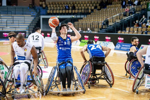 Wheelchair Basketball Bundesliga RSV Lahn Dill BG Baskets Hamburg, 12 02 22 Martin Steinhardt 3 BG Baskets Hamburg , Brian Bell 8 RSV Lahn Dill , Mojtaba Kamali 24 BG Baskets Hamburg Wheelchair Basketball Bundesliga RSV Lahn Dill BG Baskets Hamburg Wetzlar, 12 02 22 Copyright: xBEAUTIFULxSPORTS Roeczeyx