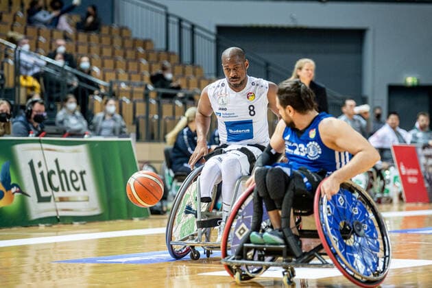 Wheelchair Basketball Bundesliga RSV Lahn Dill BG Baskets Hamburg, 12 02 22 Brian Bell 8 RSV Lahn Dill , Saman Balaghi 23 BG Baskets Hamburg Wheelchair Basketball Bundesliga RSV Lahn Dill BG Baskets Hamburg Wetzlar, 12 02 22 Copyright: xBEAUTIFULxSPORTS Roeczeyx