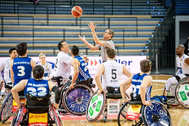 Wheelchair Basketball Bundesliga RSV Lahn Dill BG Baskets Hamburg, 12 02 22 Reo Fujimoto 12 RSV Lahn Dill , Mojtaba Kamali 24 BG Baskets Hamburg at tip off Wheelchair Basketball Bundesliga RSV Lahn Dill BG Baskets Hamburg Wetzlar, 12 02 22 Copyright: xBEAUTIFULxSPORTS Roeczeyx
