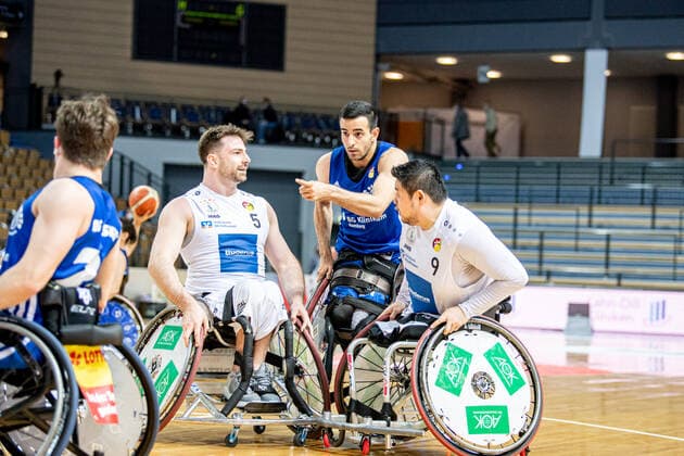 Wheelchair Basketball Bundesliga RSV Lahn Dill BG Baskets Hamburg, 12 02 22 Mojtaba Kamali 24 BG Baskets Hamburg , Simon Brown 5 RSV Lahn Dill , Hiroaki Kozai 9 RSV Lahn Dill Wheelchair Basketball Bundesliga RSV Lahn Dill BG Baskets Hamburg Wetzlar, 12 02 22 Copyright: xBEAUTIFULxSPORTS Roeczeyx