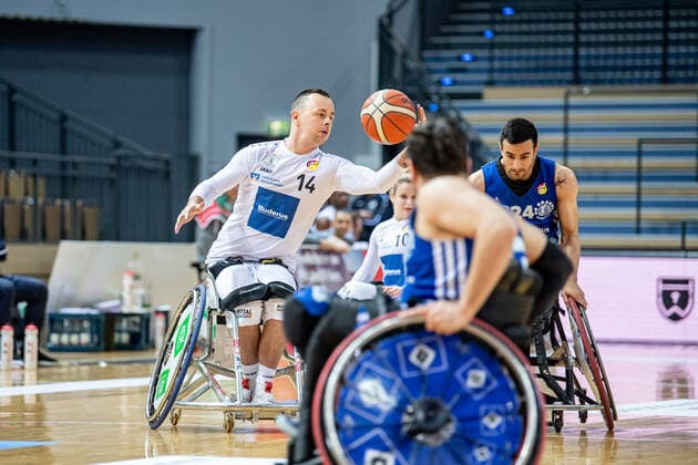 Wheelchair Basketball Bundesliga RSV Lahn Dill BG Baskets Hamburg, 12 02 22 Mark Beissert 14 RSV Lahn Dill , Mojtaba Kamali 24 BG Baskets Hamburg Wheelchair Basketball Bundesliga RSV Lahn Dill BG Baskets Hamburg Wetzlar, 12 02 22 Copyright: xBEAUTIFULxSPORTS Roeczeyx