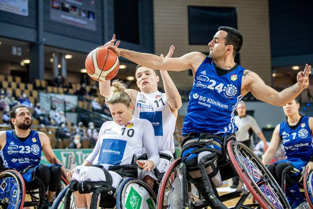 Wheelchair Basketball Bundesliga RSV Lahn Dill BG Baskets Hamburg, 12 02 22 Quinten Zantinge 11 RSV Lahn Dill , Mojtaba Kamali 24 BG Baskets Hamburg , Catharina Weiss 10 RSV Lahn Dill , Saman Balaghi 23 BG Baskets Hamburg , Anne Patzwald 7 BG Baskets Hamburg Wheelchair Basketball Bundesliga RSV Lahn Dill BG Baskets Hamburg Wetzlar, 12 02 22 Copyright: xBEAUTIFULxSPORTS Roeczeyx