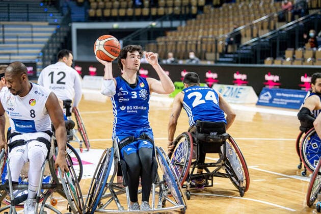 Wheelchair Basketball Bundesliga RSV Lahn Dill BG Baskets Hamburg, 12 02 22 Martin Steinhardt 3 BG Baskets Hamburg , Brian Bell 8 RSV Lahn Dill , Mojtaba Kamali 24 BG Baskets Hamburg Wheelchair Basketball Bundesliga RSV Lahn Dill BG Baskets Hamburg Wetzlar, 12 02 22 Copyright: xBEAUTIFULxSPORTS Roeczeyx