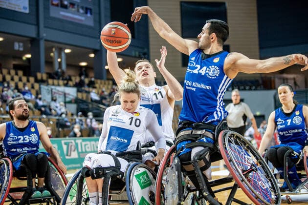 Wheelchair Basketball Bundesliga RSV Lahn Dill BG Baskets Hamburg, 12 02 22 Quinten Zantinge 11 RSV Lahn Dill , Mojtaba Kamali 24 BG Baskets Hamburg , Catharina Weiss 10 RSV Lahn Dill , Saman Balaghi 23 BG Baskets Hamburg , Anne Patzwald 7 BG Baskets Hamburg Wheelchair Basketball Bundesliga RSV Lahn Dill BG Baskets Hamburg Wetzlar, 12 02 22 Copyright: xBEAUTIFULxSPORTS Roeczeyx