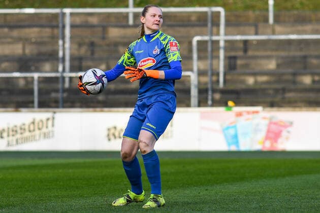 Manon Klett (Torfrau FC Köln, 1) am Ball, Spielszene, Freisteller, Ganzkörper, Einzelbild, Aktion, Action, 13.02.2022, Köln (Deutschland), Fussball, Flyeralarm Frauen-Bundesliga, 1. FC Köln - Eintracht Frankfurt, Fussball, Flyeralarm Frauen-Bundesliga, 1. FC Köln - Eintracht Frankfurt, DFB DFL REGULATIONS PROHIBIT ANY USE OF PHOTOGRAPHS AS IMAGE SEQUENCES AND OR QUASI-VIDEO. xmhx