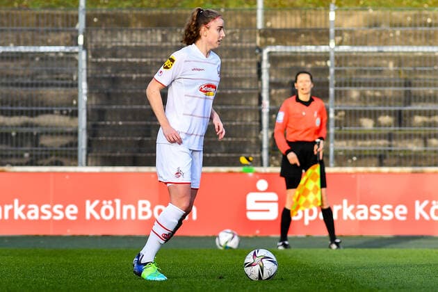 Myrthe Moorrees (FC Köln, 6), am Ball, Spielszene, Freisteller, Ganzkörper, Einzelbild, Aktion, Action, 13.02.2022, Köln (Deutschland), Fussball, Flyeralarm Frauen-Bundesliga, 1. FC Köln - Eintracht Frankfurt, Fussball, Flyeralarm Frauen-Bundesliga, 1. FC Köln - Eintracht Frankfurt, DFB DFL REGULATIONS PROHIBIT ANY USE OF PHOTOGRAPHS AS IMAGE SEQUENCES AND OR QUASI-VIDEO. xmhx