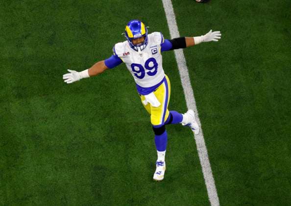 Sport Themen der Woche KW06 Sport Bilder des Tages NFL, Los Angeles Rams gewinnen den Super Bowl LVI Los Angeles Rams defensive tackle Aaron Donald (99) celebrates his game winning sack of Cincinnati Bengals quarterback Joe Burrow (9) at the NFL, American Football Herren, USA Super Bowl 56 LVI football game between the Los Angeles Rams and the Cincinnati Bengals at SoFi Stadium in Los Angeles, CA on Feb 13, 2022 CSM. Los Angeles United States of America - ZUMAc04_ 20220213_zaf_c04_225 Copyright: xCharlesxBausx