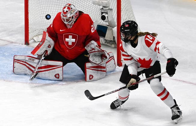 (220214) -- BEIJING, Feb. 14, 2022 -- Renata Fast (R) of Canada attacks during the Ice hockey, Eishockey women s play-off semifinal between Canada and Switzerland at Wukesong Sports Centre in Beijing, capital of China, Feb. 14, 2022. ) (XHTP)(BEIJING2022)CHINA-BEIJING-OLYMPIC Winter games, Winterspiele,Spiele, Summer games ICE HOCKEY-WOMEN S PLAYOFF SEMIFINAL-CANADA VS SWITZERLAND (CN) LiuxXiao 