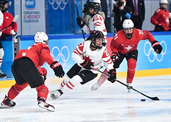 (220214) -- BEIJING, Feb. 14, 2022 -- Emma Maltais (C) of Canada controls the puck during the Ice hockey, Eishockey women s semifinal of Beijing 2022 Winter Olympics at Wukesong Sports Centre in Beijing, capital of China, Feb. 14, 2022. ) (XHTP)(BEIJING2022)CHINA-BEIJING-OLYMPIC Winter games, Winterspiele,Spiele, Summer games ICE HOCKEY-SEMIFINAL-CAN VS SUI (CN) SongxYanhua 