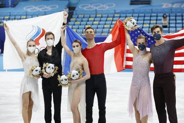 Beijing Olympics: Figure skating, Eiskunstlauf (From L) Figure skating ice dance silver medalists Victoria Sinitsina and Nikita Katsalapov of the Russian Olympic Committee, gold medalists Gabriella Papadakis and Guillaume Cizeron of France, and bronze medalists Madison Hubbell and Zachary Donohue of the United States pose for photos after the free dance at the Beijing Winter Olympics on Feb. 14, 2022, at the Capital Indoor Stadium in Beijing.  A14AA0001238548P