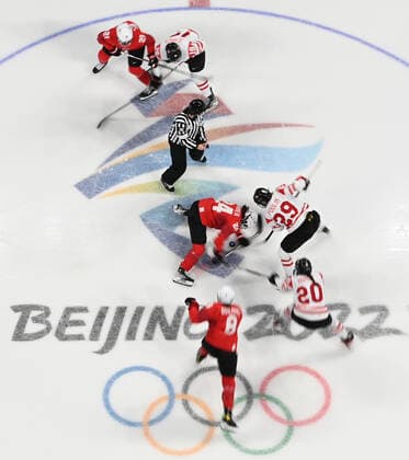 (220214) -- BEIJING, Feb. 14, 2022 -- Athletes of Canada and Switzerland prepare to compete during the Ice hockey, Eishockey women s play-off semifinal between Canada and Switzerland at Wukesong Sports Centre in Beijing, capital of China, Feb. 14, 2022. Meng Yongmin) (BEIJING2022)CHINA-BEIJING-OLYMPIC Winter games, Winterspiele,Spiele, Summer games ICE HOCKEY-WOMEN S PLAYOFF SEMIFINAL-CANADA VS SWITZERLAND (CN) Remotexcamera 