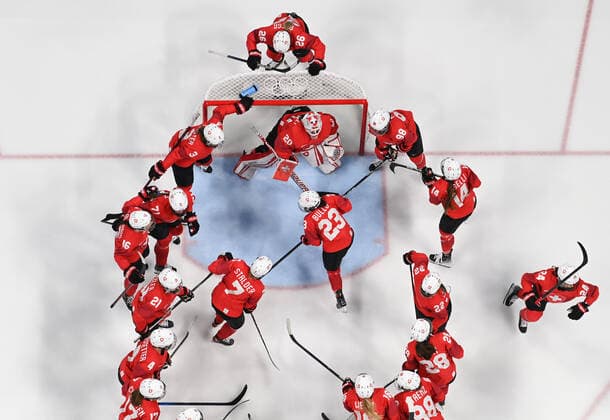 (220214) -- BEIJING, Feb. 14, 2022 -- Athletes of Switzerland prepare to compete during the Ice hockey, Eishockey women s play-off semifinal between Canada and Switzerland at Wukesong Sports Centre in Beijing, capital of China, Feb. 14, 2022. Meng Yongmin) (BEIJING2022)CHINA-BEIJING-OLYMPIC Winter games, Winterspiele,Spiele, Summer games ICE HOCKEY-WOMEN S PLAYOFF SEMIFINAL-CANADA VS SWITZERLAND (CN) Remotexcamera 