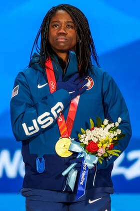 Sport Bilder des Tages BEIJING, CHINA - FEBRUARY 14, 2022: Gold medalist, Erin Jackson of the USA attends an award ceremony for the women s 500m Speed skating, Eisschnelllauf event at the 2022 Winter Olympic Games, Olympische Spiele, Olympia, OS at the Medals Plaza. Anton Novoderezhkin TASS  TS12314F