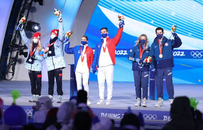 (220214) -- BEIJING, Feb. 14, 2022 -- Gold medalists Gabriella Papadakis Guillaume Cizeron (C) of France, silver medalists Victoria Sinitsina Nikita Katsalapov (L) of ROC and bronze medalists Madison Hubbell Zachary Donohue of the United States pose during the awarding ceremony of Figure skating, Eiskunstlauf ice dance free dance at the Beijing Medals Plaza of the Winter Olympics in Beijing, capital of China, Feb. 14, 2022. ) (BEIJING2022)CHINA-BEIJING-OLYMPIC Winter games, Winterspiele,Spiele, Summer games AWARDING CEREMONY (CN) YangxLei