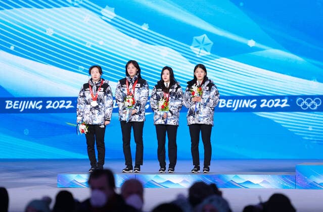 (220214) -- BEIJING, Feb. 14, 2022 -- Silver medalists of South Korea pose during the awarding ceremony of short track Speed skating, Eisschnelllauf women s 3000m relay at the Beijing Medals Plaza of the Winter Olympics in Beijing, capital of China, Feb. 14, 2022. ) (BEIJING2022)CHINA-BEIJING-OLYMPIC Winter games, Winterspiele,Spiele, Summer games AWARDING CEREMONY (CN) YangxLei 