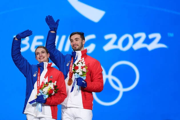 (220214) -- BEIJING, Feb. 14, 2022 -- Gold medalists Gabriella Papadakis Guillaume Cizeron of France react during the awarding ceremony of Figure skating, Eiskunstlauf ice dance free dance at the Beijing Medals Plaza of the Winter Olympics in Beijing, capital of China, Feb. 14, 2022. ) (BEIJING2022)CHINA-BEIJING-OLYMPIC Winter games, Winterspiele,Spiele, Summer games AWARDING CEREMONY (CN) CaoxCan 
