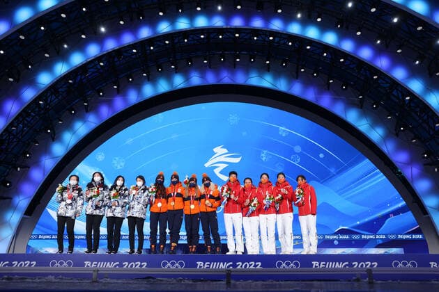 (220214) -- BEIJING, Feb. 14, 2022 -- Gold medalists of the Netherlands (C), silver medalists of South Korea (L) and bronze medalists of China pose during the awarding ceremony of short track Speed skating, Eisschnelllauf women s 3000m relay at the Beijing Medals Plaza of the Winter Olympics in Beijing, capital of China, Feb. 14, 2022. ) (BEIJING2022)CHINA-BEIJING-OLYMPIC Winter games, Winterspiele,Spiele, Summer games AWARDING CEREMONY (CN) CaoxCan