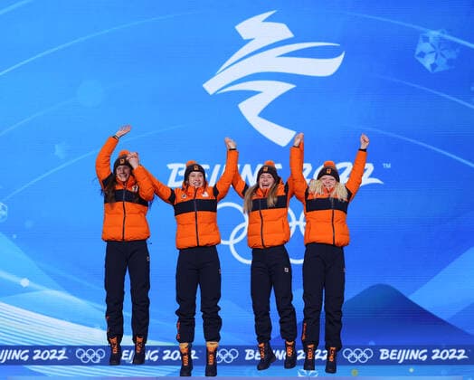 (220214) -- BEIJING, Feb. 14, 2022 -- Gold medalists of the Netherlands react during the awarding ceremony of short track Speed skating, Eisschnelllauf women s 3000m relay at the Beijing Medals Plaza of the Winter Olympics in Beijing, capital of China, Feb. 14, 2022. ) (BEIJING2022)CHINA-BEIJING-OLYMPIC Winter games, Winterspiele,Spiele, Summer games AWARDING CEREMONY (CN) CaoxCan 