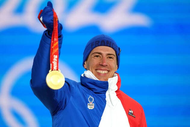 (220214) -- ZHANGJIAKOU, Feb. 14, 2022 -- Gold medalist Quentin Fillon Maillet of France poses during the awarding ceremony of biathlon men s 12.5km pursuit at Zhangjiakou Medals Plaza of the Winter Olympics in Zhangjiakou, north China s Hebei Province, Feb. 14, 2022. ) (BEIJING2022)CHINA- ZHANGJIAKOU-OLYMPIC Winter games, Winterspiele,Spiele, Summer games AWARDING CEREMONY (CN) ZhanxYan 