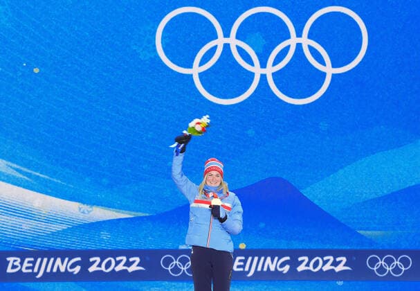 (220214) -- ZHANGJIAKOU, Feb. 14, 2022 -- Gold medalist Marte Olsbu Roeiseland of Norway poses during the awarding ceremony of biathlon women s 10km pursuit at Zhangjiakou Medals Plaza of the Winter Olympics in Zhangjiakou, north China s Hebei Province, Feb. 14, 2022. ) (BEIJING2022)CHINA- ZHANGJIAKOU-OLYMPIC Winter games, Winterspiele,Spiele, Summer games AWARDING CEREMONY (CN) DingxTing 