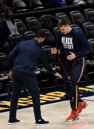 Denver Nuggets guard Nikola Jokic (R) warms up before the NBA, Basketball Herren, USA game against the Orlando Magic at the Ball Arena in Denver, CO, USA, 14 February 2022. Orlando Magic at Denver Nuggets !ACHTUNG: NUR REDAKTIONELLE NUTZUNG!  Copyright: xToddxPiersonx AME5721 20220215-28ec47357ea72f6daecd31ef75fec3dc9b28dbcc