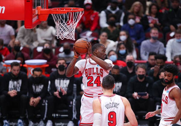 CHICAGO, IL - FEBRUARY 14: Chicago Bulls forward Javonte Green (24) grabs the rebound during a NBA, Basketball Herren, USA game between the San Antonio Spurs and the Chicago Bulls on February 14, 2022 at the United Center in Chicago, IL. (Photo by Melissa Tamez Icon Sportswire) NBA: FEB 14 Spurs at Bulls Icon22021402