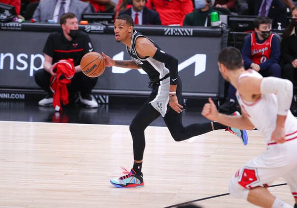 CHICAGO, IL - FEBRUARY 14: San Antonio Spurs guard Dejounte Murray (5) brings the ball up court during a NBA, Basketball Herren, USA game between the San Antonio Spurs and the Chicago Bulls on February 14, 2022 at the United Center in Chicago, IL. (Photo by Melissa Tamez Icon Sportswire) NBA: FEB 14 Spurs at Bulls Icon22021403