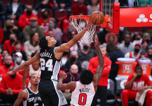 CHICAGO, IL - FEBRUARY 14: San Antonio Spurs guard Devin Vassell (24) blocks Chicago Bulls guard Coby White (0) layup during a NBA, Basketball Herren, USA game between the San Antonio Spurs and the Chicago Bulls on February 14, 2022 at the United Center in Chicago, IL. (Photo by Melissa Tamez Icon Sportswire) NBA: FEB 14 Spurs at Bulls Icon22021404
