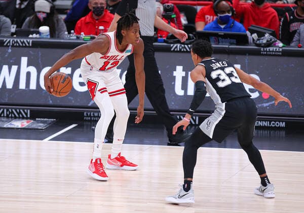 CHICAGO, IL - FEBRUARY 14: Chicago Bulls guard Ayo Dosunmu (12) in action during a NBA, Basketball Herren, USA game between the San Antonio Spurs and the Chicago Bulls on February 14, 2022 at the United Center in Chicago, IL. (Photo by Melissa Tamez Icon Sportswire) NBA: FEB 14 Spurs at Bulls Icon22021408