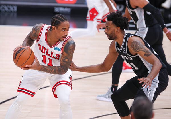 CHICAGO, IL - FEBRUARY 14: San Antonio Spurs guard Tomas Satoransky (31) posts up against Chicago Bulls forward DeMar DeRozan (11) during a NBA, Basketball Herren, USA game between the San Antonio Spurs and the Chicago Bulls on February 14, 2022 at the United Center in Chicago, IL. (Photo by Melissa Tamez Icon Sportswire) NBA: FEB 14 Spurs at Bulls Icon22021409