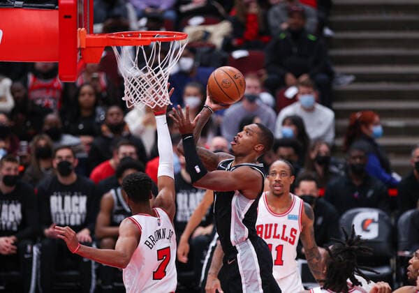 CHICAGO, IL - FEBRUARY 14: San Antonio Spurs guard Lonnie Walker IV (1) drives to the basket during a NBA, Basketball Herren, USA game between the San Antonio Spurs and the Chicago Bulls on February 14, 2022 at the United Center in Chicago, IL. (Photo by Melissa Tamez Icon Sportswire) NBA: FEB 14 Spurs at Bulls Icon22021410