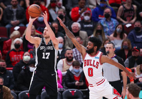 CHICAGO, IL - FEBRUARY 14: San Antonio Spurs forward Doug McDermott (17) shoots a three point basket in action during a NBA, Basketball Herren, USA game between the San Antonio Spurs and the Chicago Bulls on February 14, 2022 at the United Center in Chicago, IL. (Photo by Melissa Tamez Icon Sportswire) NBA: FEB 14 Spurs at Bulls Icon22021414