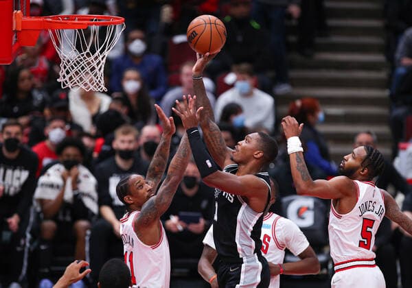CHICAGO, IL - FEBRUARY 14: San Antonio Spurs guard Lonnie Walker IV (1) drives to the basket for a layup during a NBA, Basketball Herren, USA game between the San Antonio Spurs and the Chicago Bulls on February 14, 2022 at the United Center in Chicago, IL. (Photo by Melissa Tamez Icon Sportswire) NBA: FEB 14 Spurs at Bulls Icon22021416