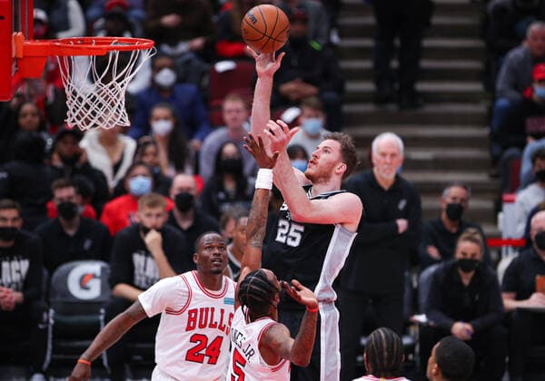 CHICAGO, IL - FEBRUARY 14: San Antonio Spurs center Jakob Poeltl (25) shoots the ball in action during a NBA, Basketball Herren, USA game between the San Antonio Spurs and the Chicago Bulls on February 14, 2022 at the United Center in Chicago, IL. (Photo by Melissa Tamez Icon Sportswire) NBA: FEB 14 Spurs at Bulls Icon22021417