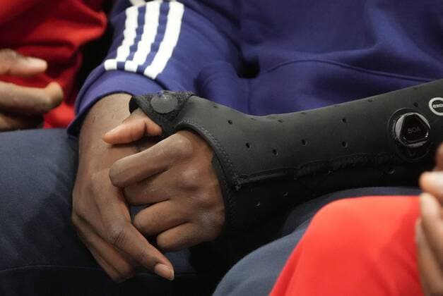 Usman Garuba of the Houston Rockets wears a cast on his broken left wrist as he sits on the bench during a NBA, Basketball Herren, USA game between Utah Jazz and Houston Rockets, at the Vivint Smart Home Arena in Salt Lake City, Utah, USA, 14 February 2022. Houston Rockets at Utah Jazz !ACHTUNG: NUR REDAKTIONELLE NUTZUNG!  Copyright: xGEORGExFREYx AME5735 20220215-f06c2dfb4d119adfa226dd52dece0b02c7ffdade