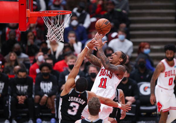 CHICAGO, IL - FEBRUARY 14: Chicago Bulls forward DeMar DeRozan (11) drives to the basket during a NBA, Basketball Herren, USA game between the San Antonio Spurs and the Chicago Bulls on February 14, 2022 at the United Center in Chicago, IL. (Photo by Melissa Tamez Icon Sportswire) NBA: FEB 14 Spurs at Bulls Icon22021418