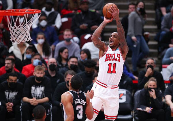 CHICAGO, IL - FEBRUARY 14: Chicago Bulls forward DeMar DeRozan (11) in action during a NBA, Basketball Herren, USA game between the San Antonio Spurs and the Chicago Bulls on February 14, 2022 at the United Center in Chicago, IL. (Photo by Melissa Tamez Icon Sportswire) NBA: FEB 14 Spurs at Bulls Icon22021419