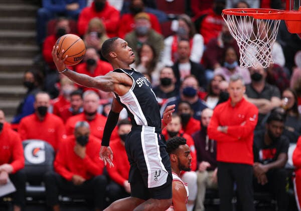 Sport Bilder des Tages CHICAGO, IL - FEBRUARY 14: San Antonio Spurs guard Lonnie Walker IV (1) in action before slam-dunking the ball during a NBA, Basketball Herren, USA game between the San Antonio Spurs and the Chicago Bulls on February 14, 2022 at the United Center in Chicago, IL. (Photo by Melissa Tamez Icon Sportswire) NBA: FEB 14 Spurs at Bulls Icon22021421