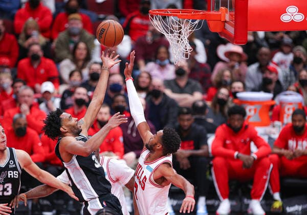 CHICAGO, IL - FEBRUARY 14: San Antonio Spurs forward Keita Bates-Diop (31) and Chicago Bulls forward Troy Brown Jr. (7) in action during a NBA, Basketball Herren, USA game between the San Antonio Spurs and the Chicago Bulls on February 14, 2022 at the United Center in Chicago, IL. (Photo by Melissa Tamez Icon Sportswire) NBA: FEB 14 Spurs at Bulls Icon22021424